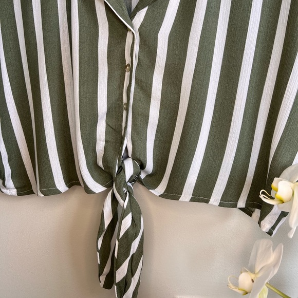 Baggy button-down t-shirt with a front knot - Picture 4 of 9